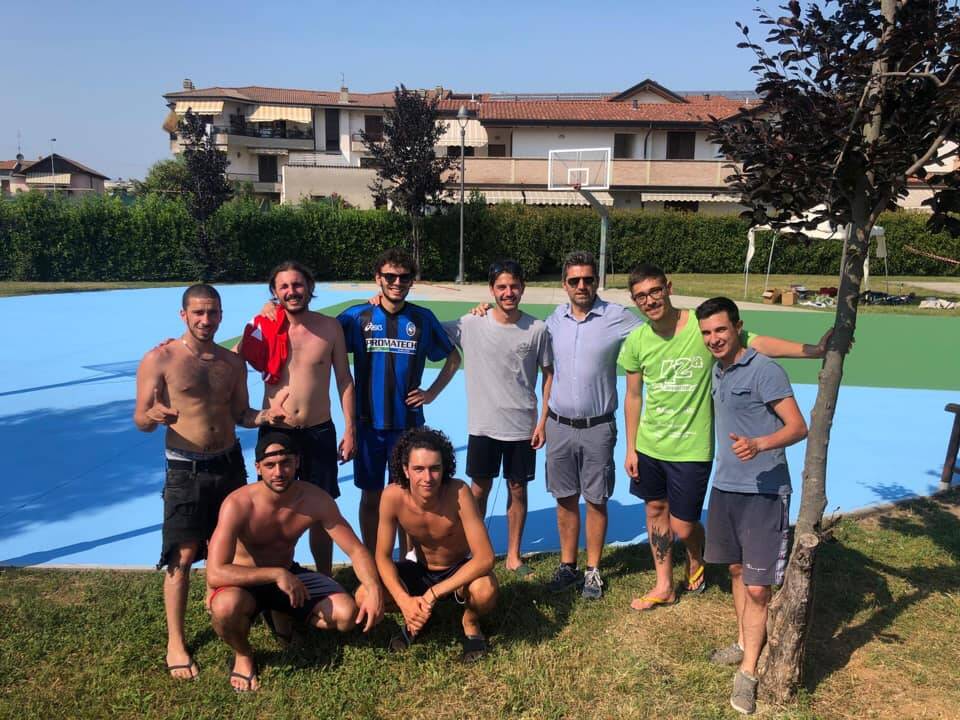 Osio Sotto, i giovani riqualificano il campo di basket