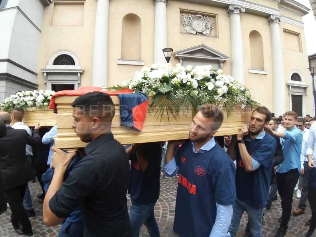 I funerali di Luca Carissimi e Matteo Ferrari
