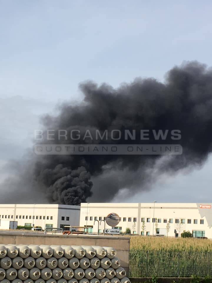 Nuvola di fumo dopo l'esplosione in fonderia