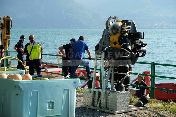 Tavernola, le operazioni di recupero di auto e cadavere