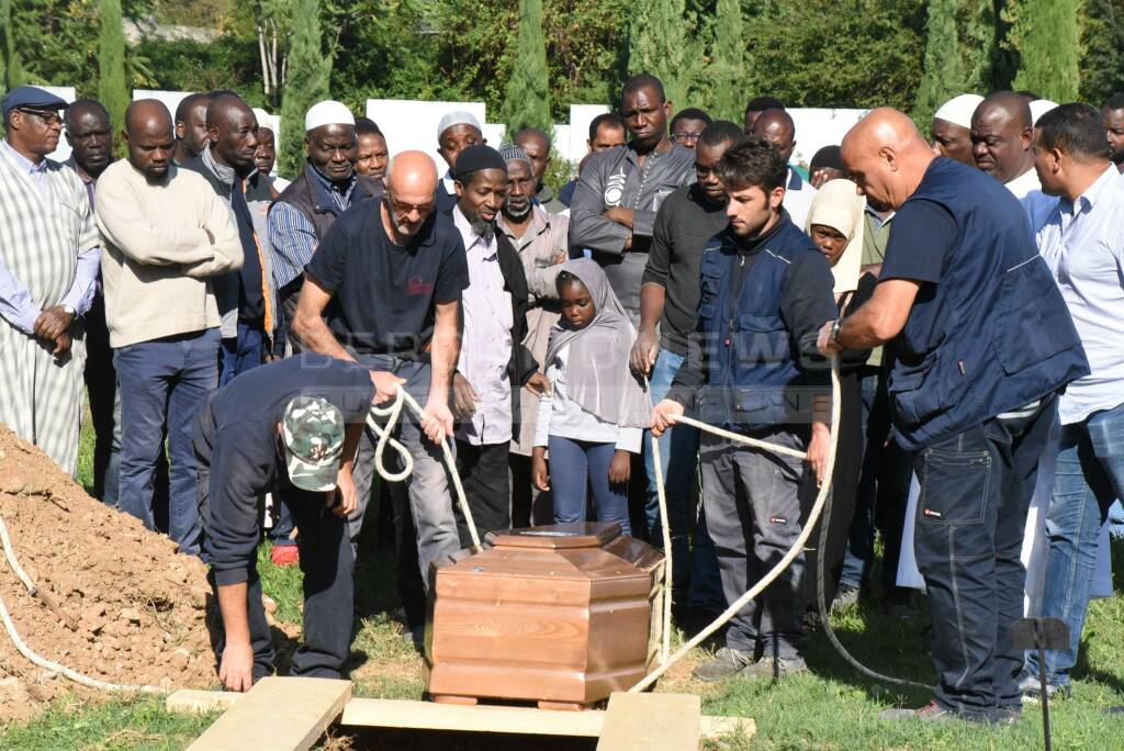 Funerale islamico per mamma e figlia morte durante il parto