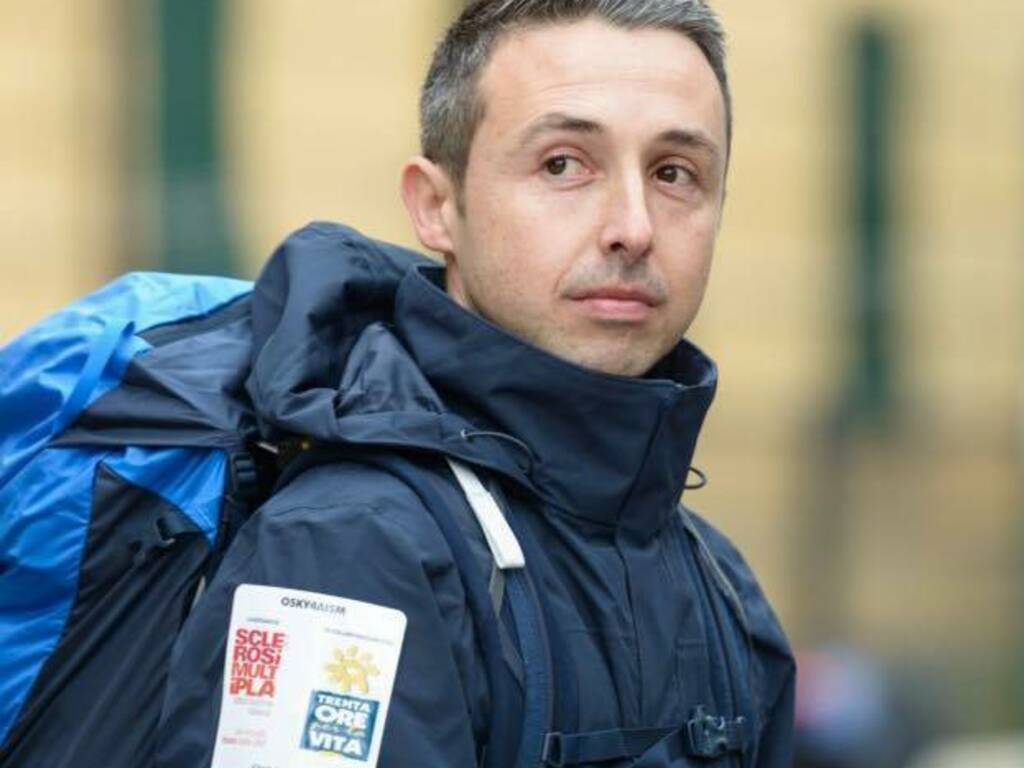 L'uomo che gira l'Italia a piedi contro la sclerosi multipla: Marco Togni  fa tappa a Bergamo - BergamoNews