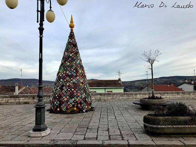 Albero Di Natale Con Mattonelle Alluncinetto.Tremila Piastrelle Colorate A Dossena L Albero Di Natale E All Uncinetto Bergamo News