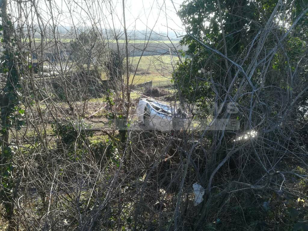 Auto fuori strada a Calcio, feriti tre giovani