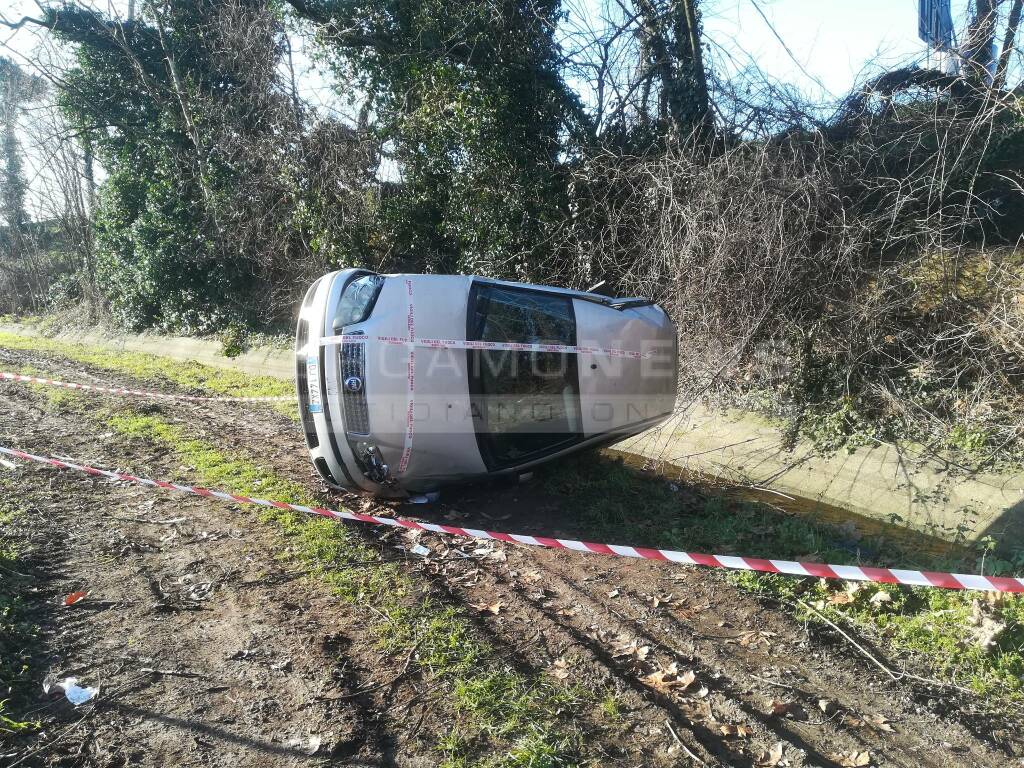 Auto fuori strada a Calcio, feriti tre giovani