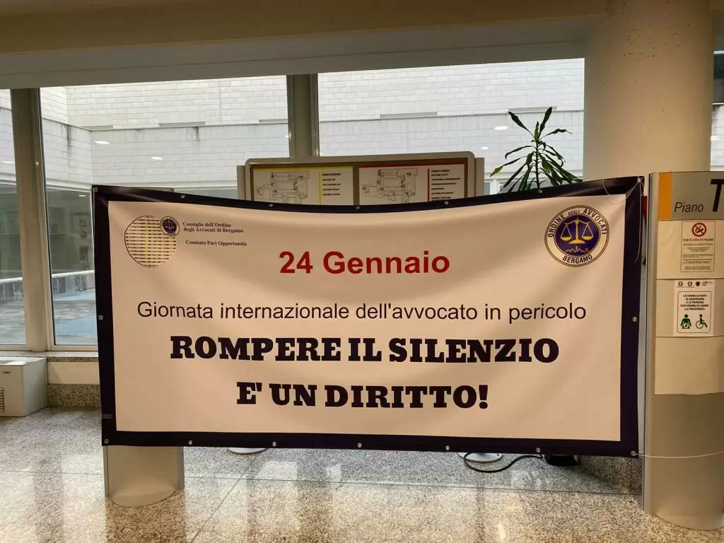 Rompere Il Silenzio E Un Diritto Striscione A Bergamo Per La Giornata Degli Avvocati In Pericolo Bergamonews
