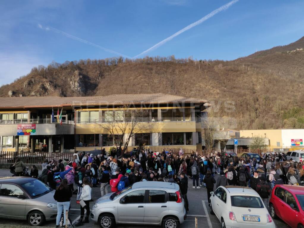 Il Turoldo al freddo: la protesta degli studenti 