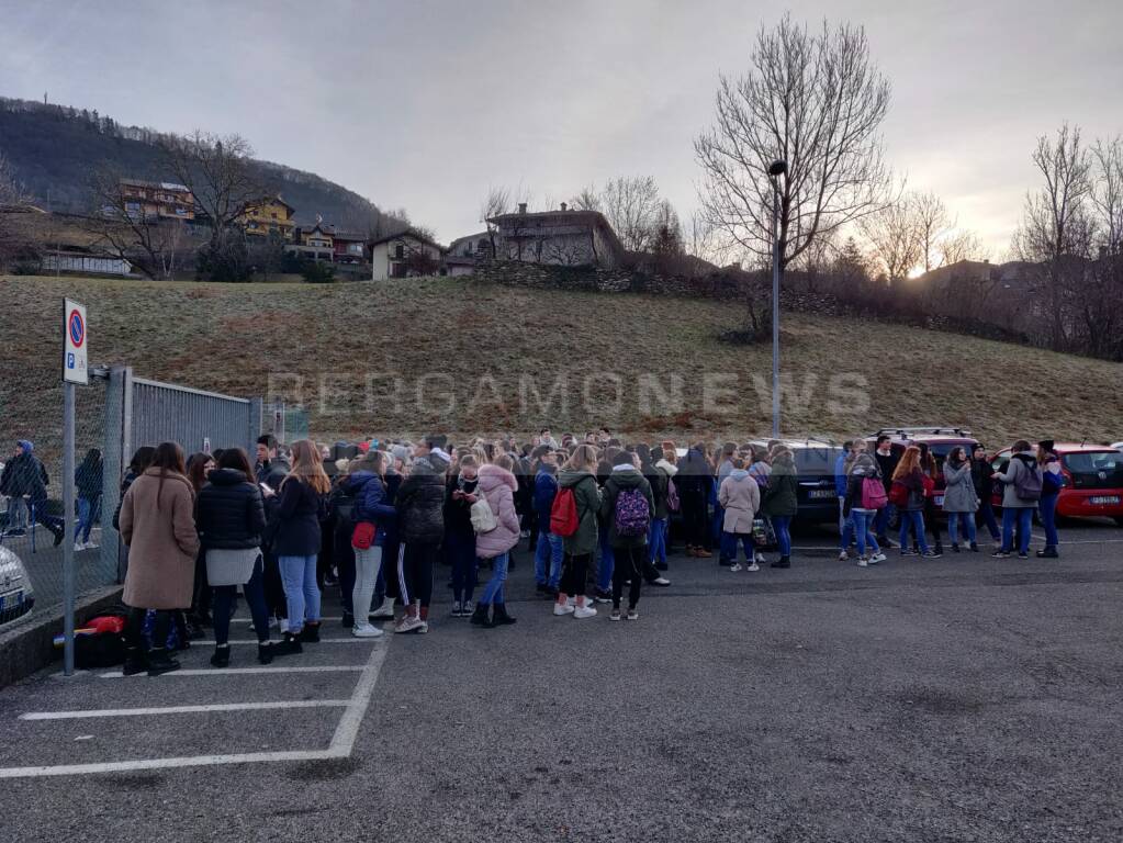 Il Turoldo al freddo: la protesta degli studenti 