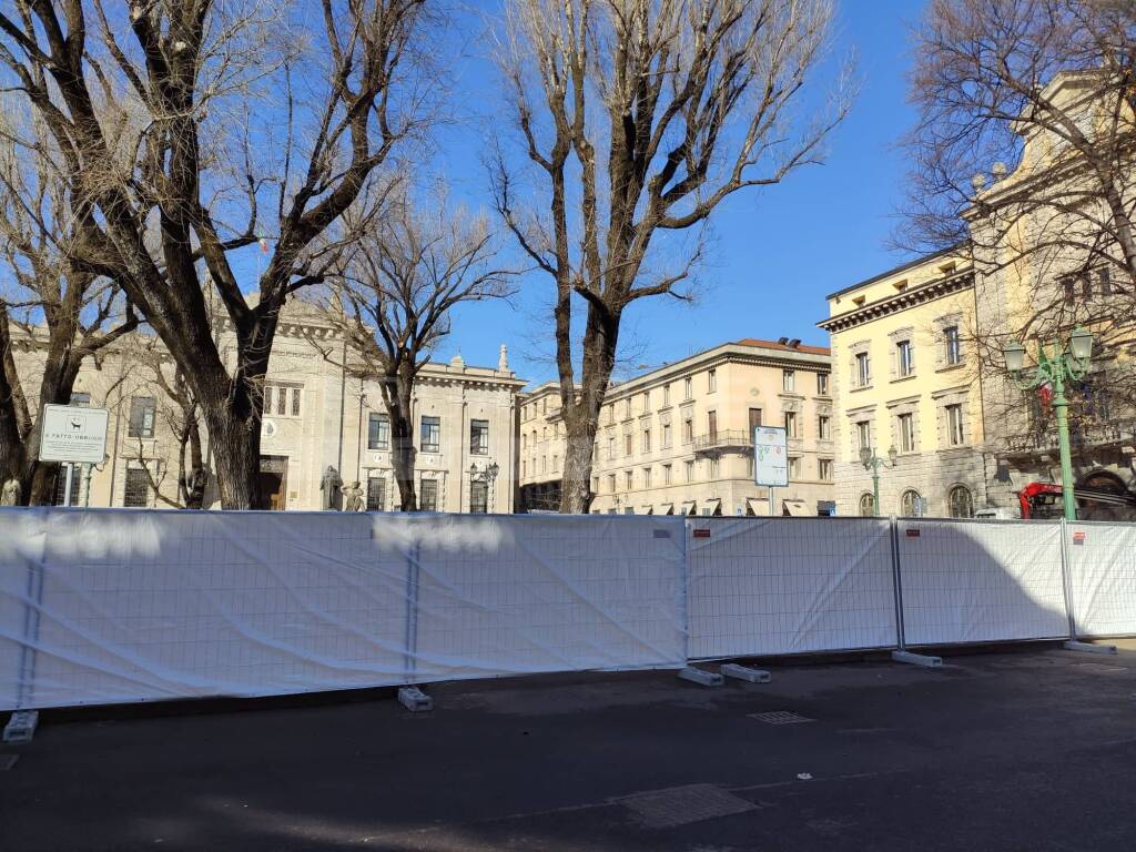 Non si ferma la protesta in piazza Dante