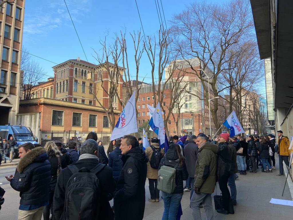 Protesta contro Trenord davanti al Pirellone di Milano