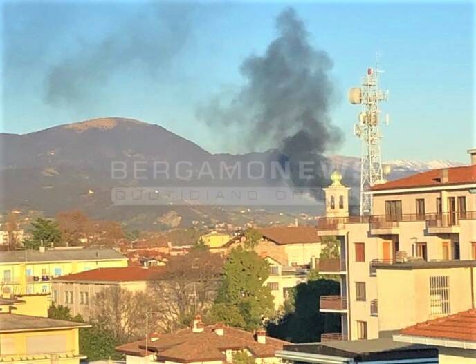 Incendio in via Serassi, nube nera sopra Bergamo