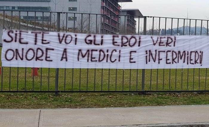 Lo striscione per i medici e gli infermieri fuori dall'ospedale Papa Giovanni