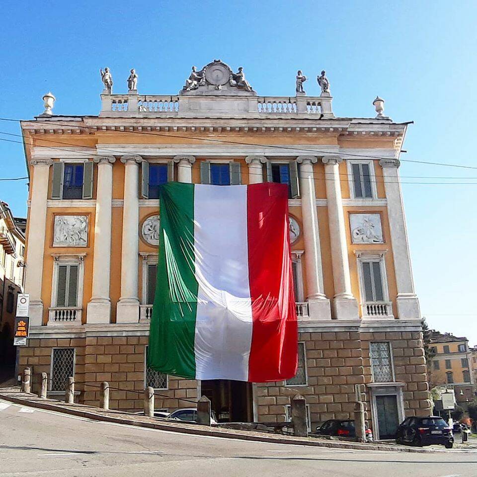 Un enorme tricolore in Città Alta