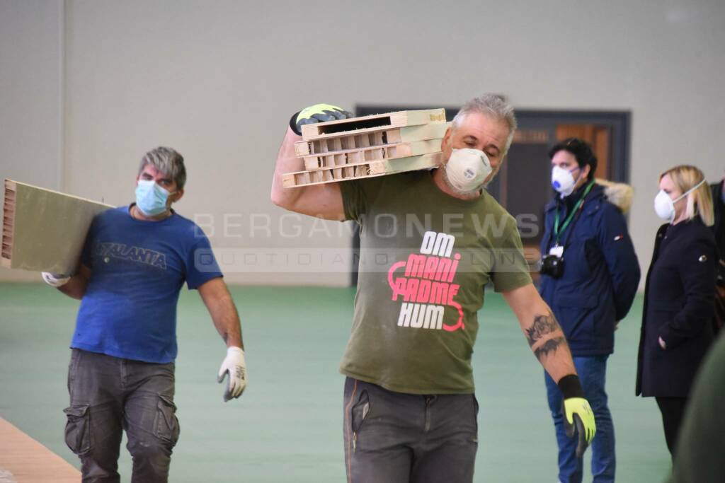 I lavori all'ospedale da campo in fiera