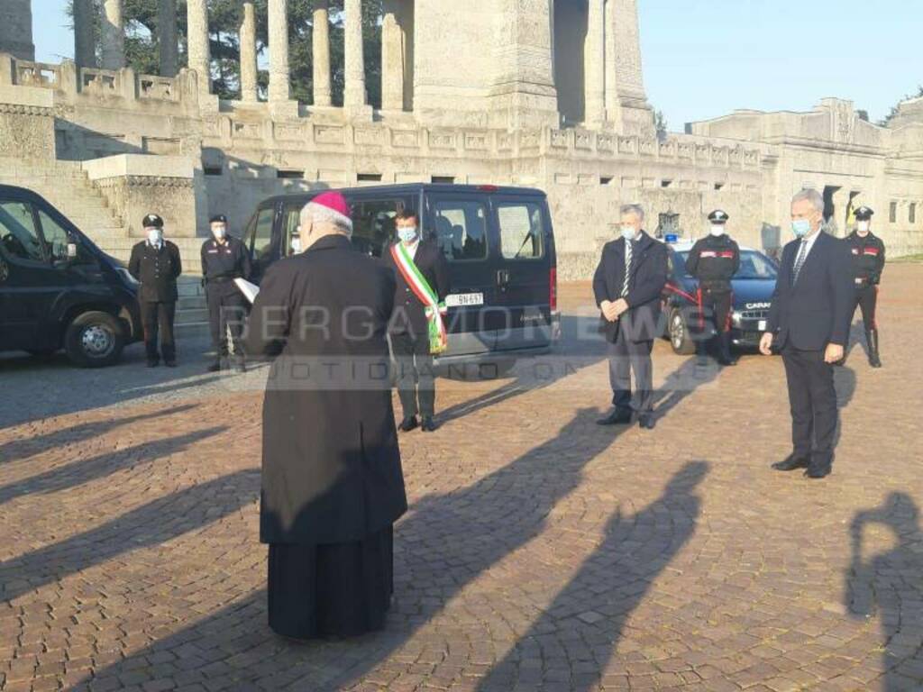 Bergamo, il ritorno delle urne al cimitero