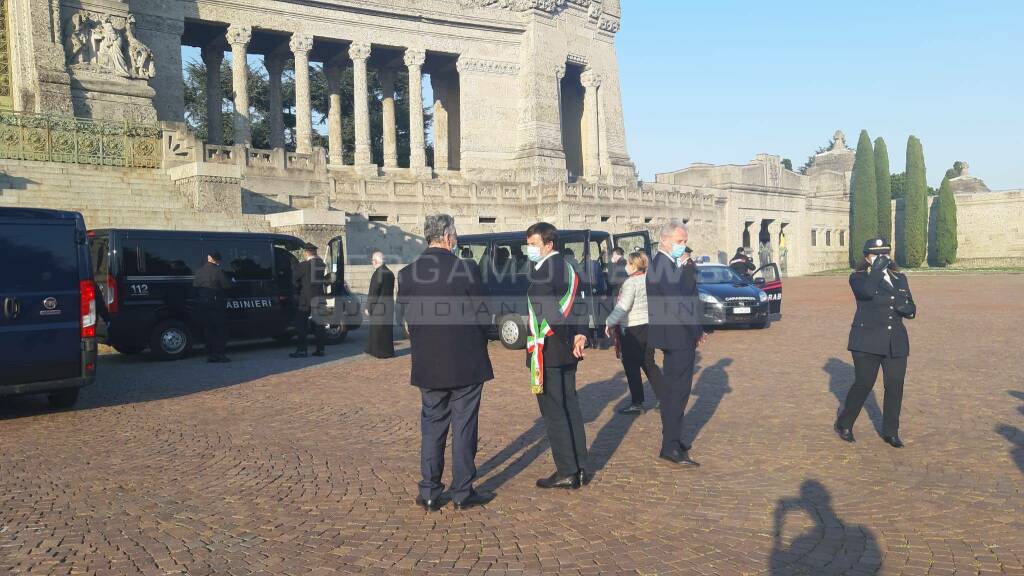 Bergamo, il ritorno delle urne al cimitero