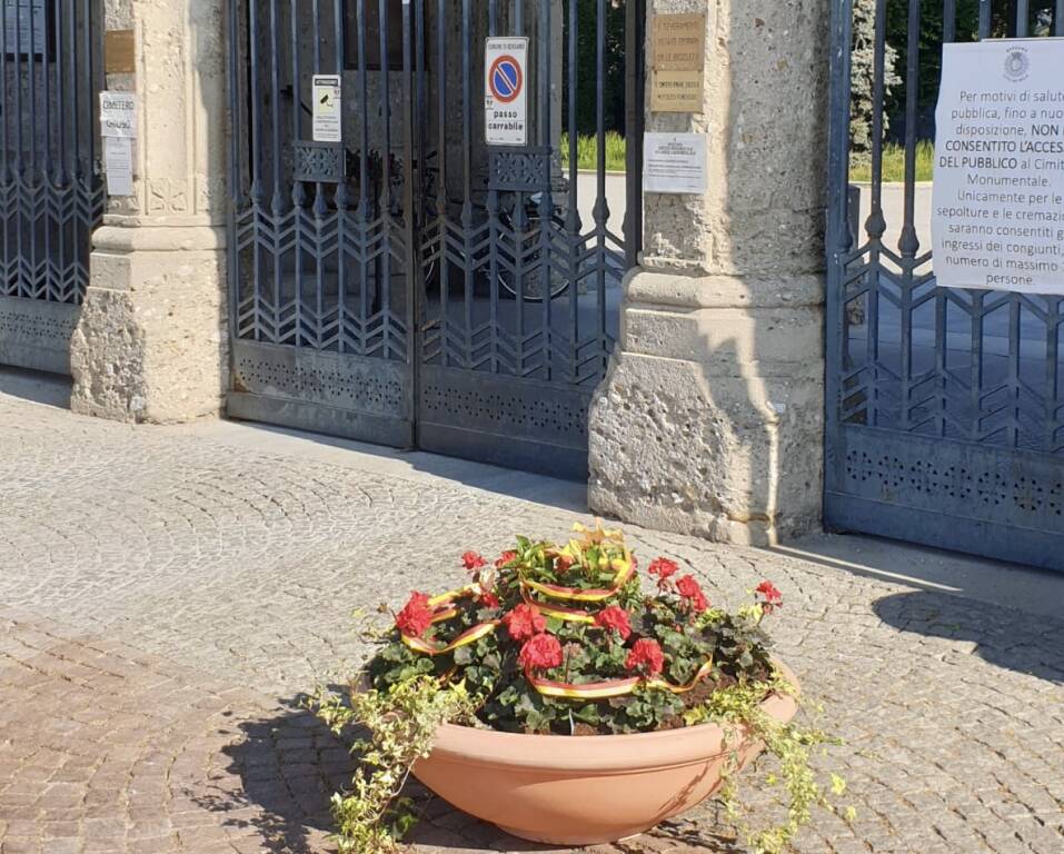 Fiori cimitero Bergamo Coronavirus 