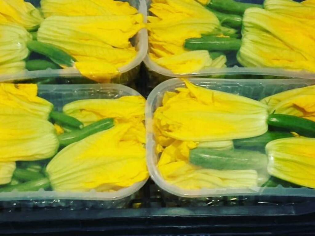 Al mercato è il momento dei fiori di zucchina