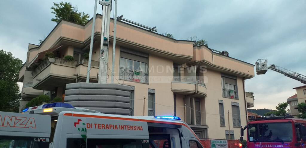 esplosione in un appartamento in via Lazzaretto