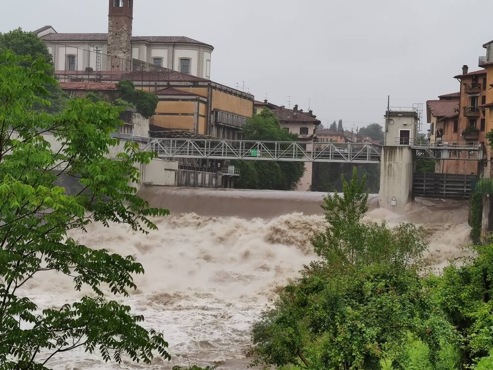 La piena del Brembo dopo la bomba d'acqua