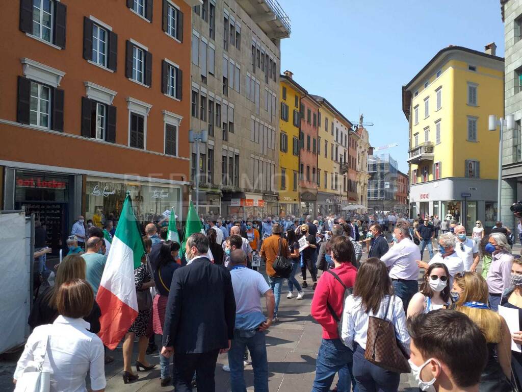 Bergamo, flash mob della Lega per il 2 giugno