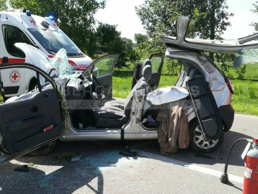 Fuori strada con la sua auto a Calcio