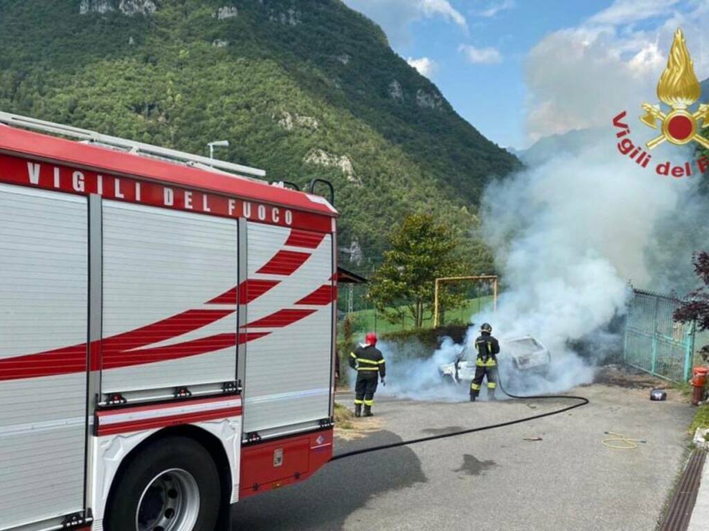 Auto in fiamme