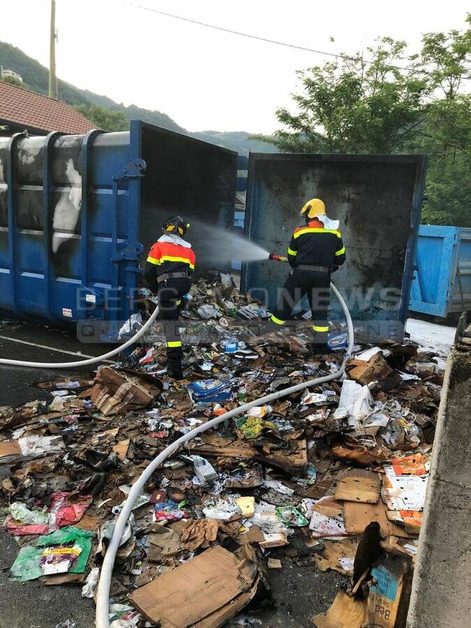 Incendio all'isola ecologica di Colzate