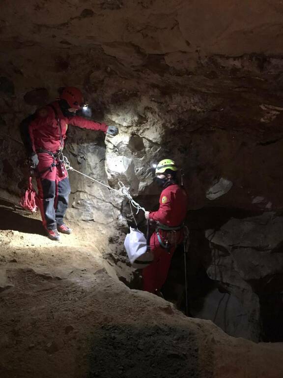 Dossena, soccorso in grotta