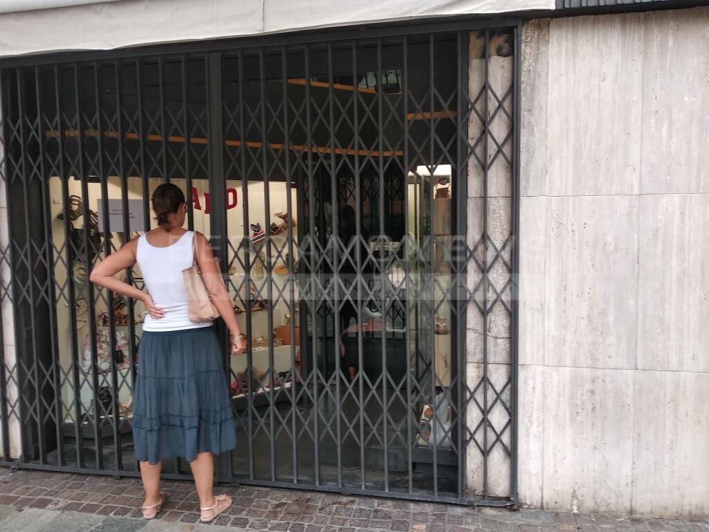 Bergamo, centro città pieno, ma serrande chiuse