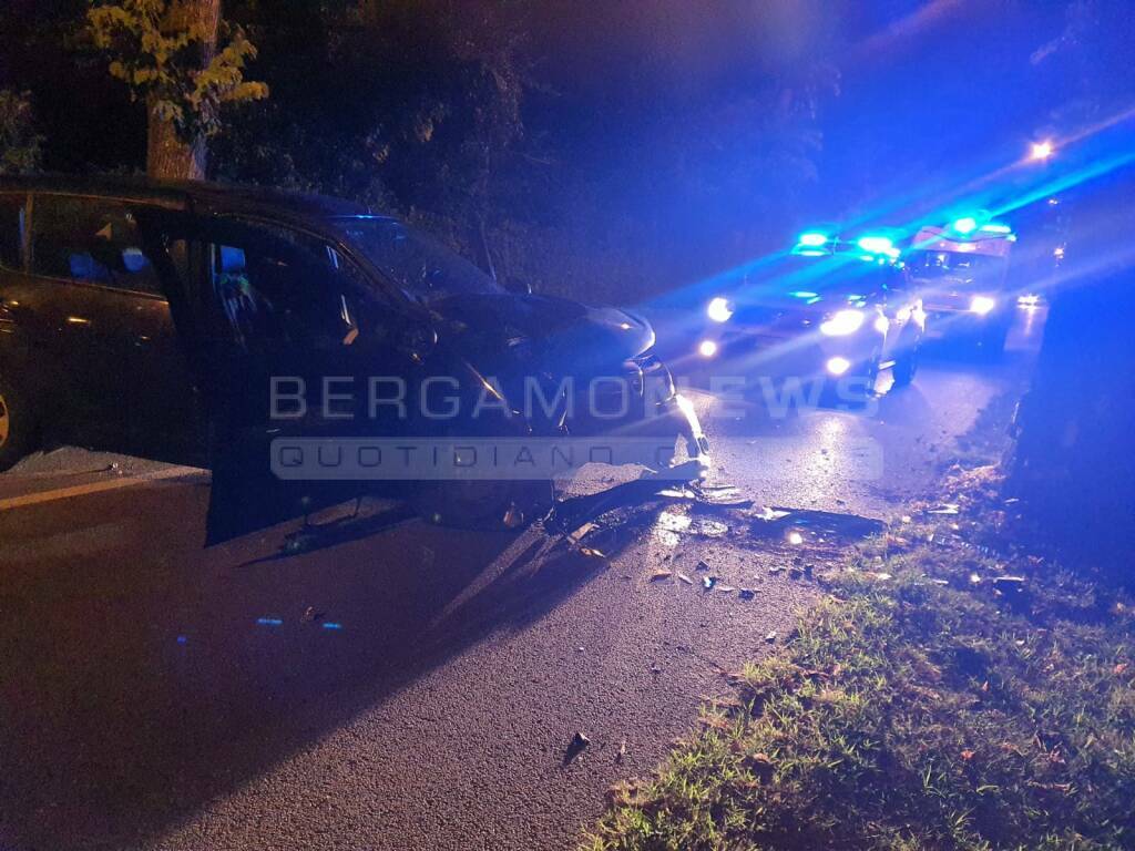 Dalmine, auto contro un albero