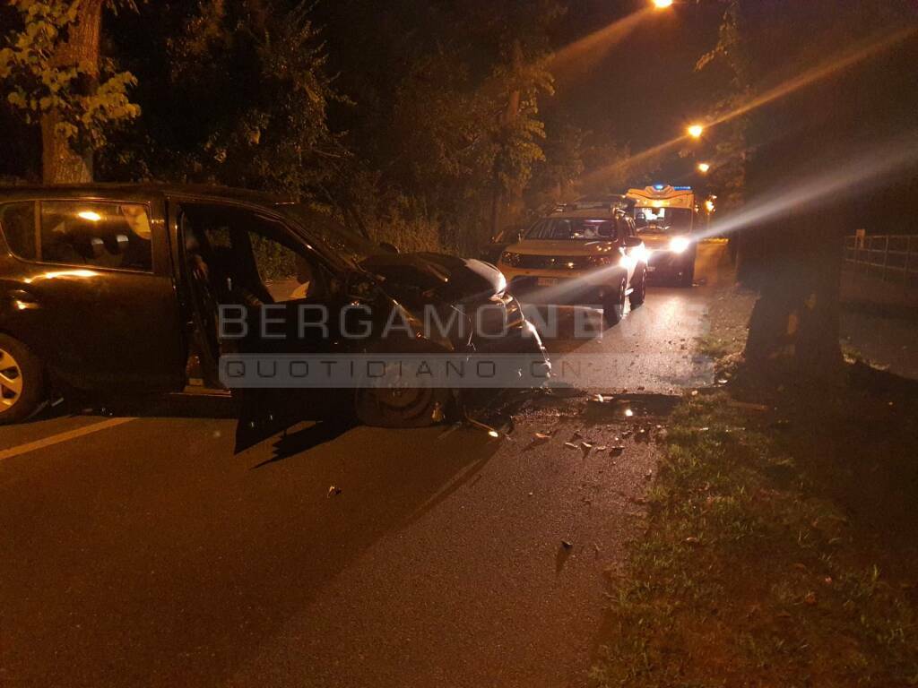 Dalmine, auto contro un albero