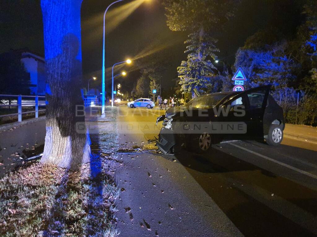 Dalmine, auto contro un albero