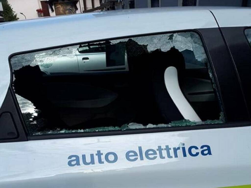 Auto elettrica danneggiata a Dossena