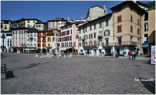 Lovere - Piazza Tredici Martiri - Foto G. Bonomelli