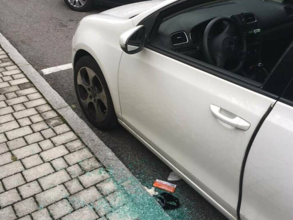 Rompe i finestrini delle auto per svaligiarle: 30enne arrestato nella notte