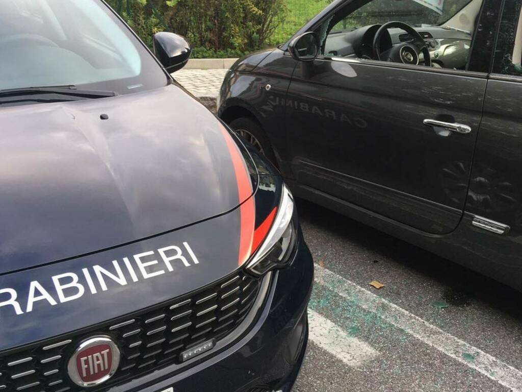 Rompe i finestrini delle auto per svaligiarle: 30enne arrestato nella notte