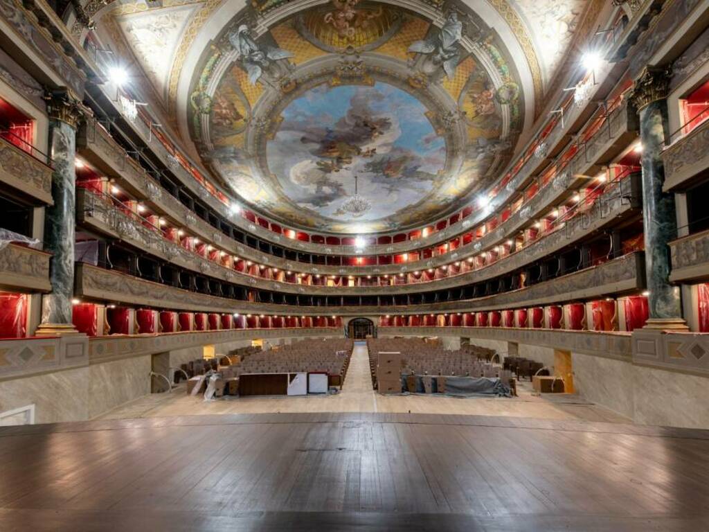 Viaggio nel cantiere del teatro quasi rimesso a nuovo