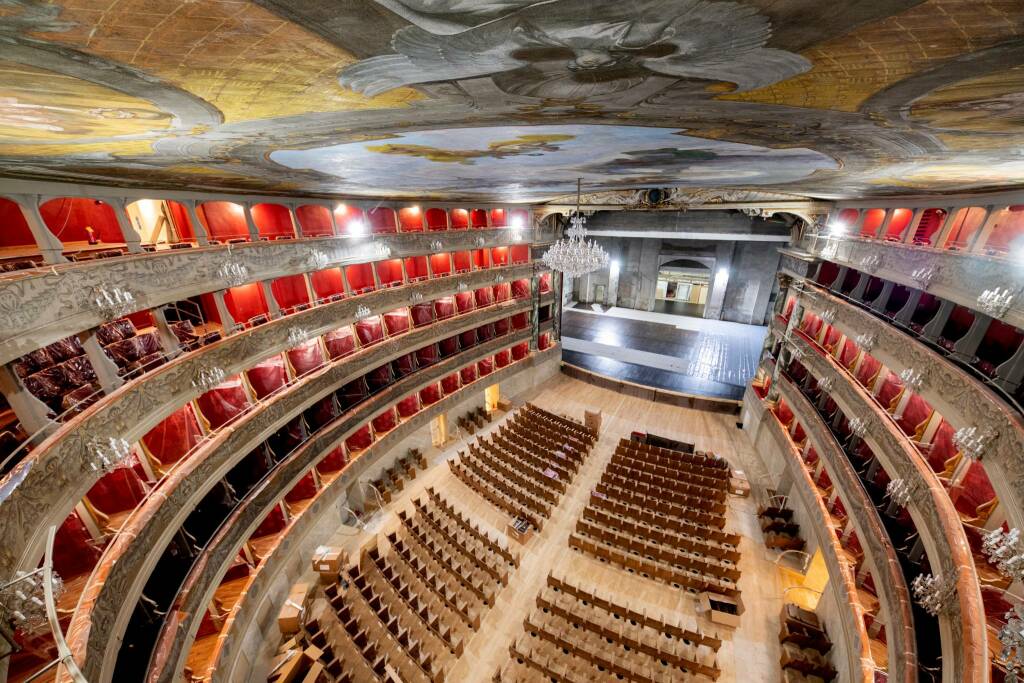 Viaggio nel cantiere del teatro quasi rimesso a nuovo