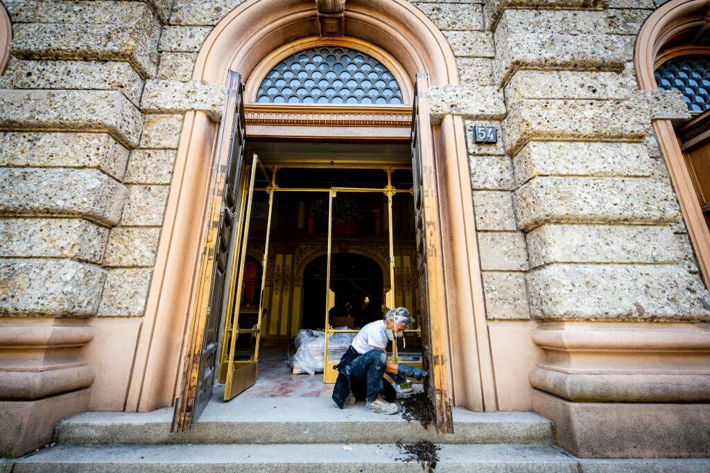 Viaggio nel cantiere del teatro quasi rimesso a nuovo