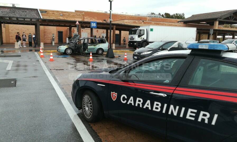 Auto in fiamme all'Iper di Seriate