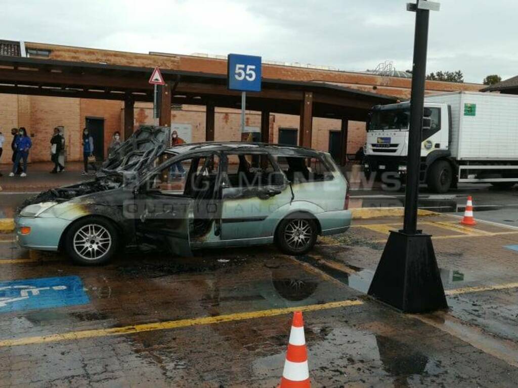 Auto in fiamme all'Iper di Seriate