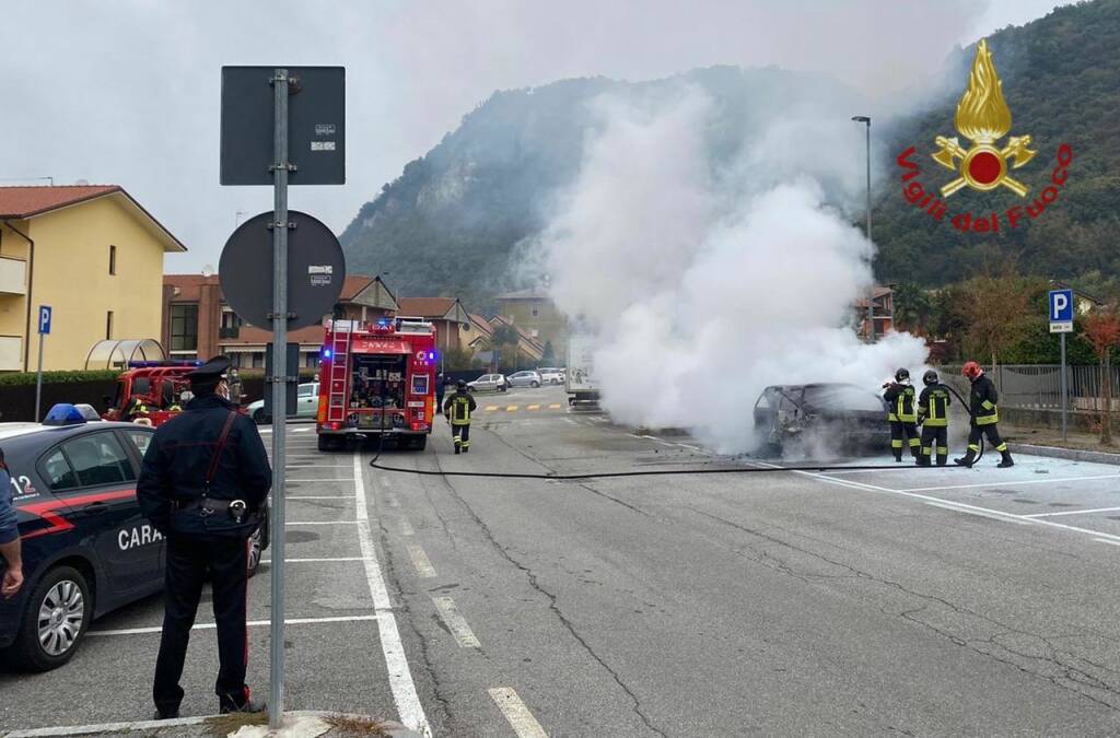 Auto in fiamme cisano 