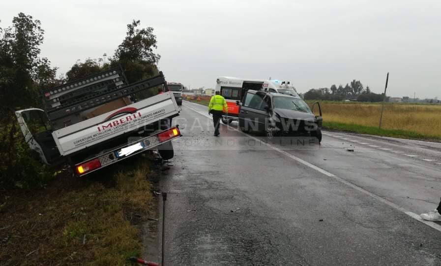 Incidente a Calcinate: frontale auto-furgone