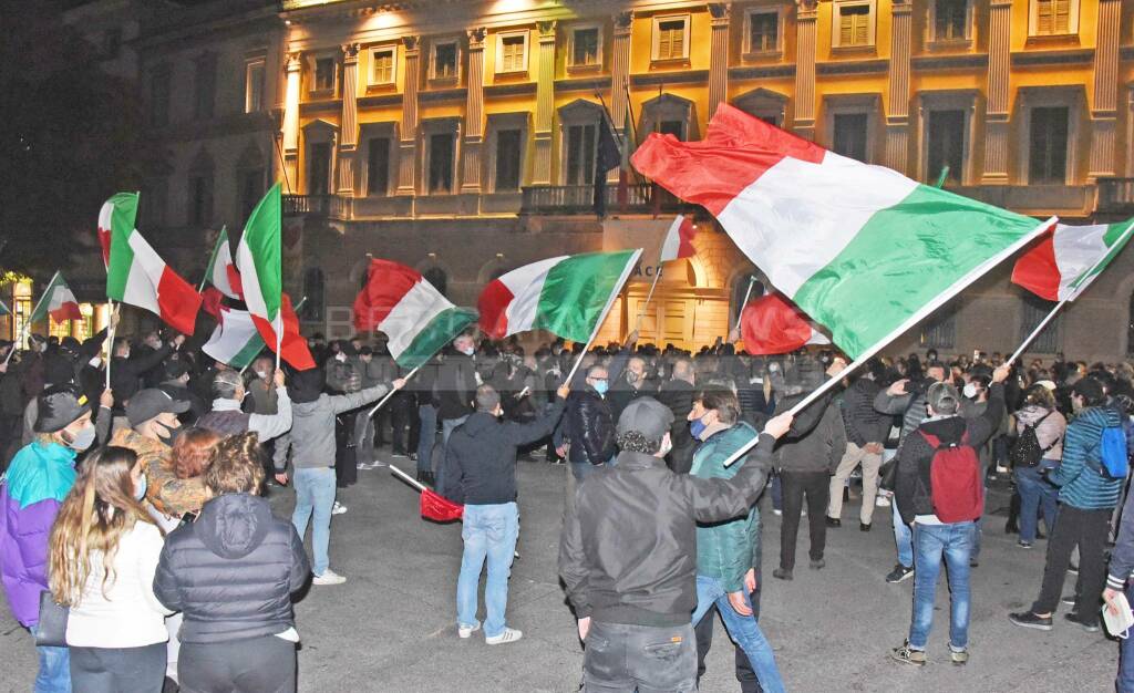 Commercianti in protesta: il corteo finisce in Città Alta, sotto casa del sindaco