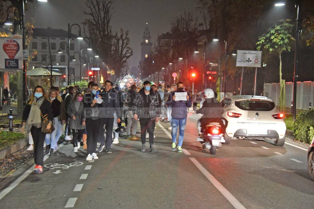 Commercianti in protesta: il corteo finisce in Città Alta, sotto casa del sindaco