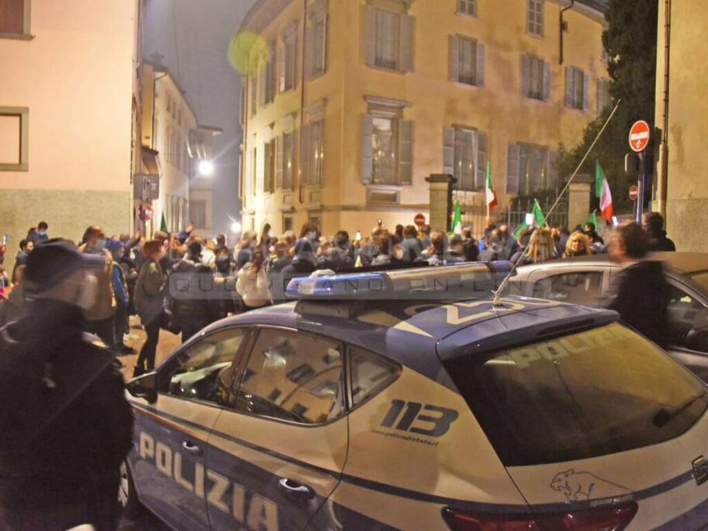 Commercianti in protesta: il corteo finisce in Città Alta, sotto casa del sindaco