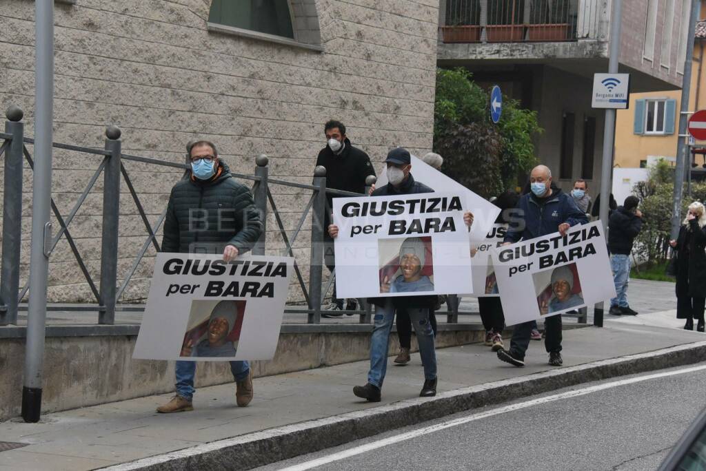 "Giustizia per Bara": gli striscioni dei Black Lives Matter in tribunale a Bergamo