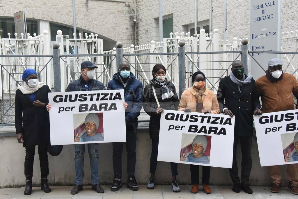 "Giustizia per Bara": gli striscioni dei Black Lives Matter in tribunale a Bergamo