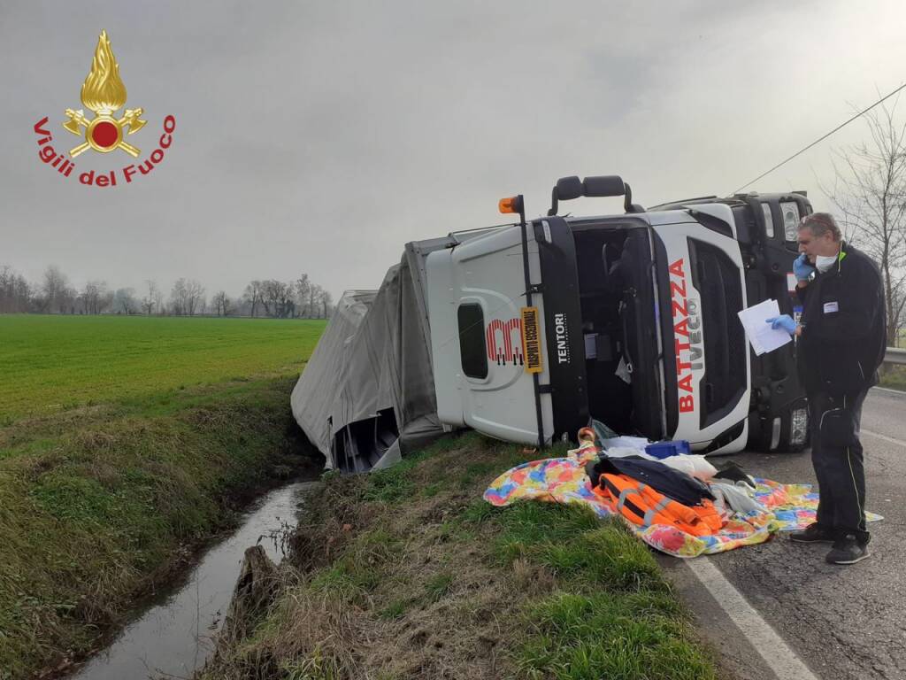 camion fuori strada a fontanella